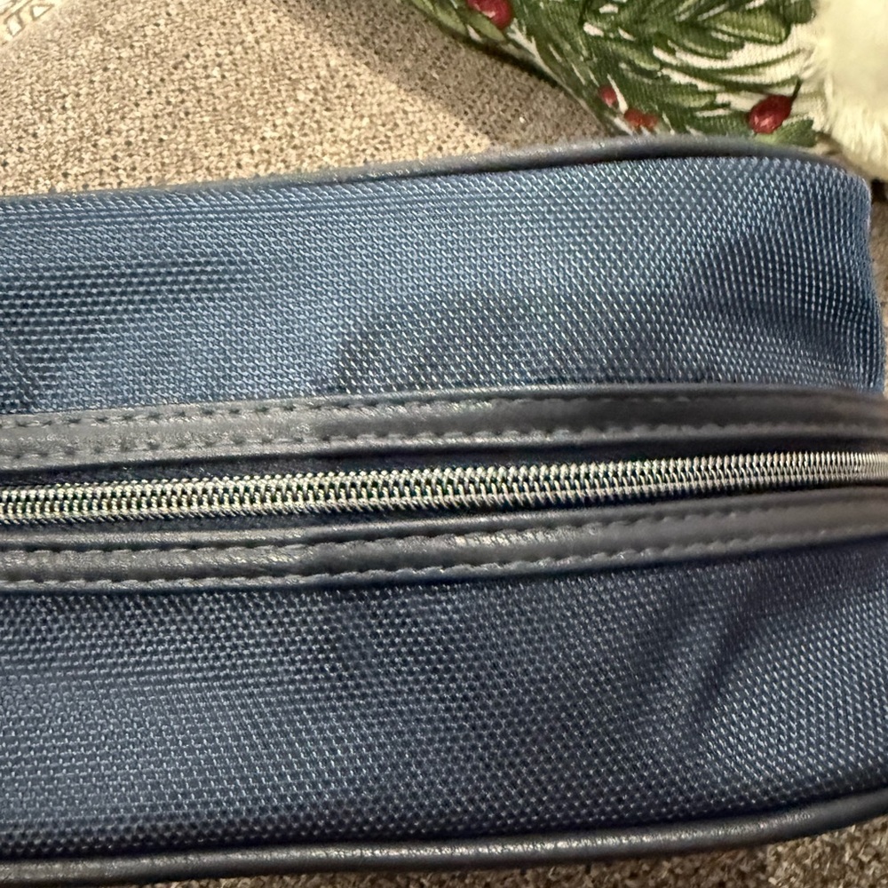 Jimmy Choo Parfums Toiletry Pouch dark blue Cosmetic Bag travel
Dopp Case New - Picture 5 of 12